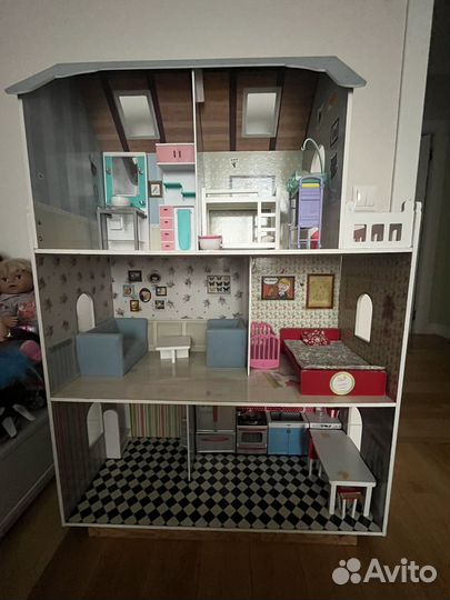 Большой кукольный домик с мебелью