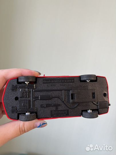 Игрушечная машинка