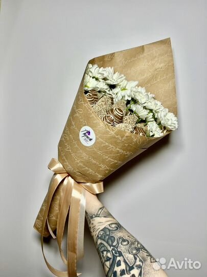 Клубника в шоколаде с цветами