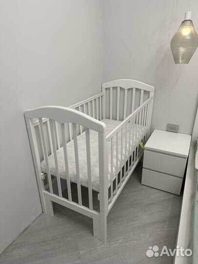 Детская кроватка с универсальным маятником