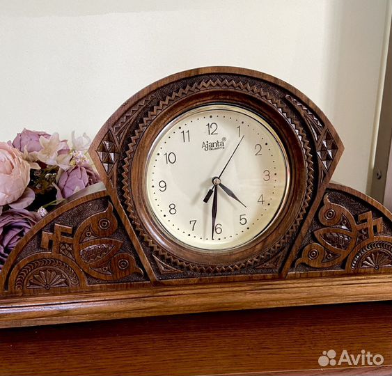 Часы настольные деревянные резные
