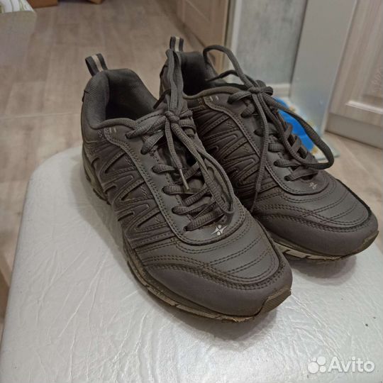 Кроссовки женские