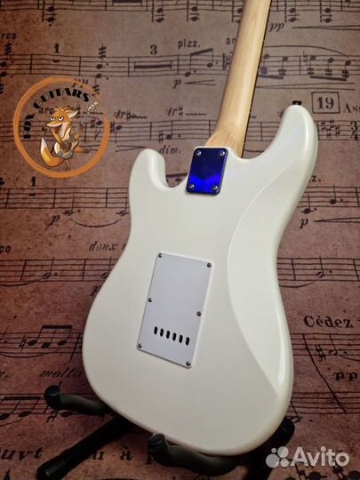 Электрогитара белая + аксессуар