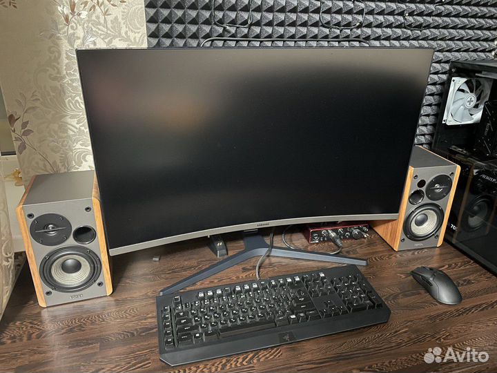 Изогнутый монитор Samsung 32 C32R500FHI