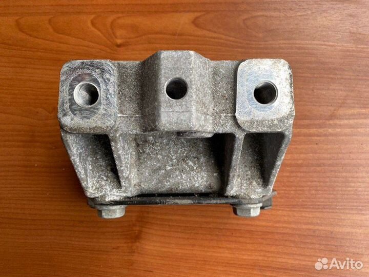 Кронштейн кпп Skoda Octavia A5 BUD 2009