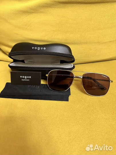 Солнцезащитные очки Vogue