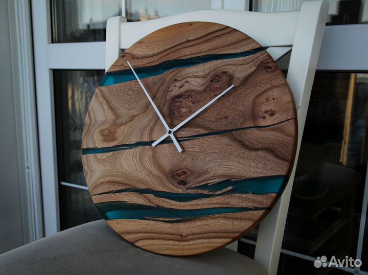 Часы из дерева и смолы