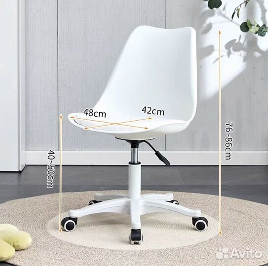 Компьютерное кресло на колесах