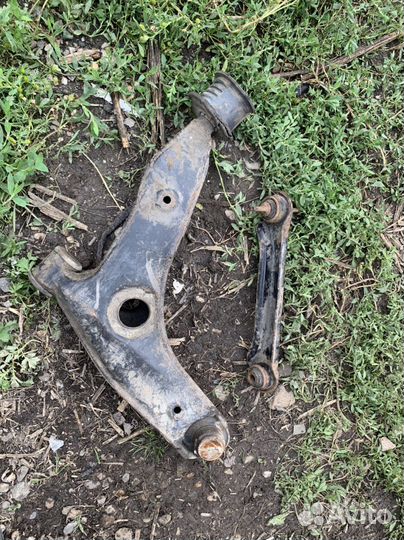 Рычаг правый Mitsubishi Carisma