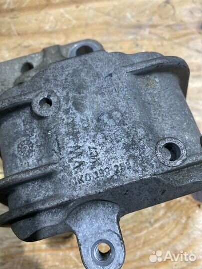 Подушка двигателя правая Volkswagen Passat 3C5 BVY