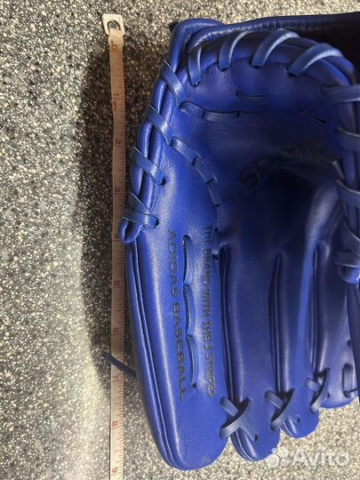 Бейсбольная перчатка Adidas и мяч