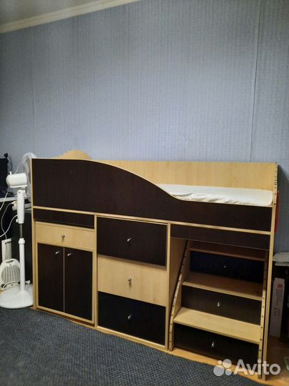 Детская кровать чердак со столом и шкафом бу