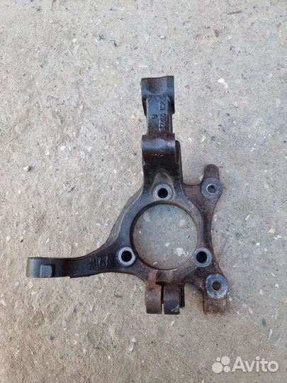 Поворотный кулак передний левый Опель Астра Н