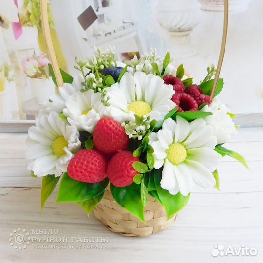 Букет из мыла в корзинке (ромашки и ягодды)