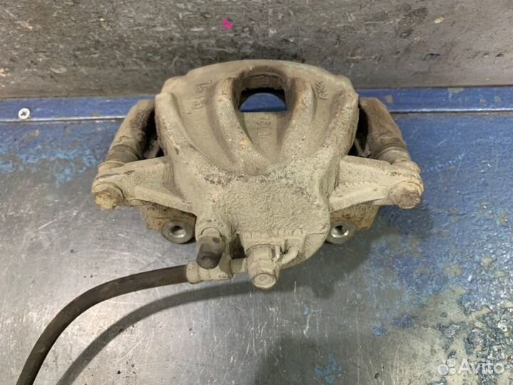 Суппорт передний левый Toyota Avensis T25