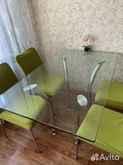 Стол и стулья