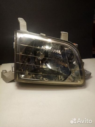 Фара правая Toyota Lite Ace Noah