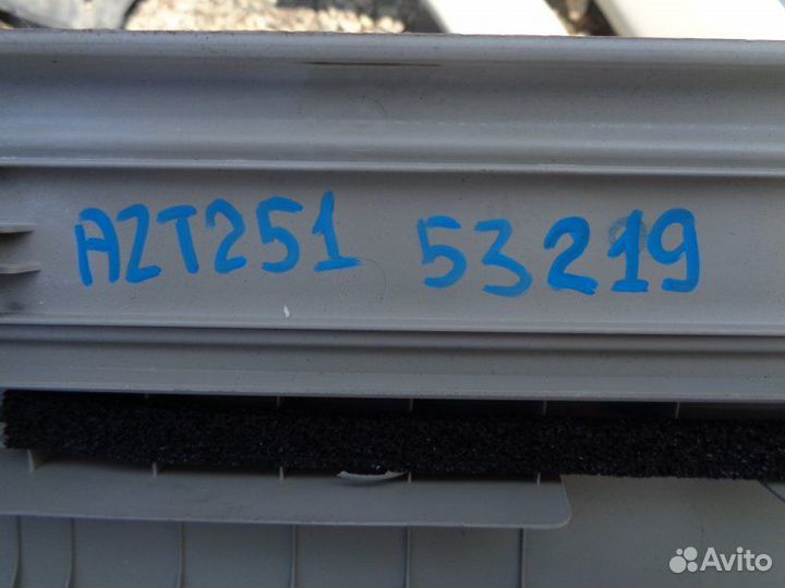 Порожек пластиковый Toyota Avensis AZT251 2AZ-FSE