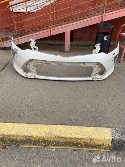 Продам передний бампер Toyota Camry 55