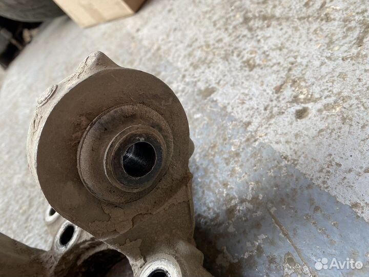 Кулак задний Форд Эксплорер 5