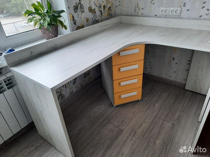 Угловой письменный стол