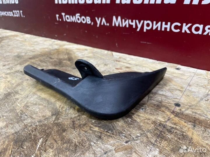 Брызговик передний правый LADA Vesta