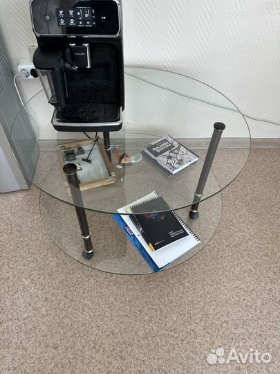 Стеклянный журнальный столик на колесах