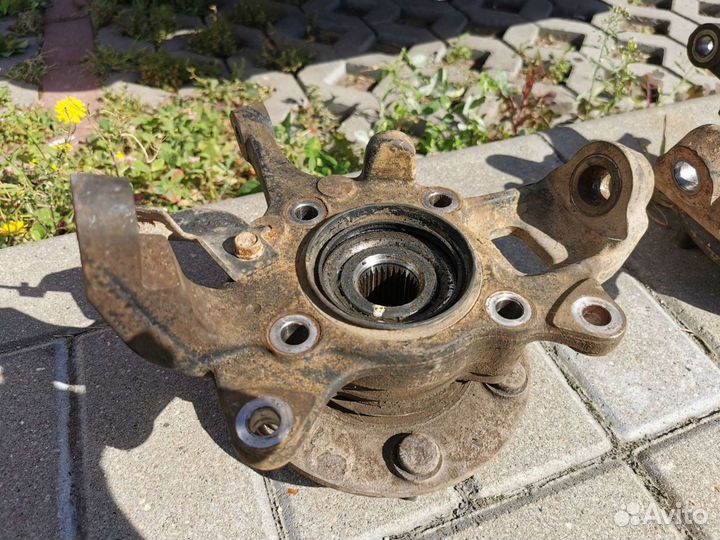 Кулак поворотный L200