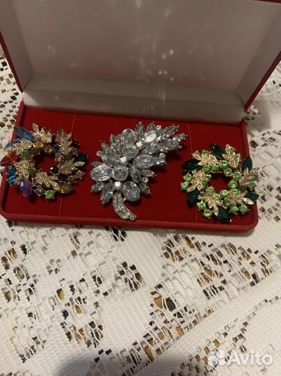 Броши разные