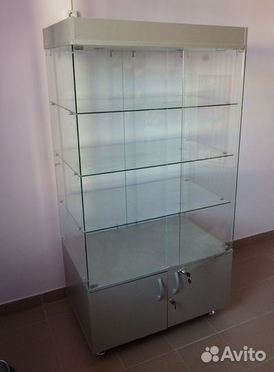 Витрина стеклянная с крышей и подсветкой