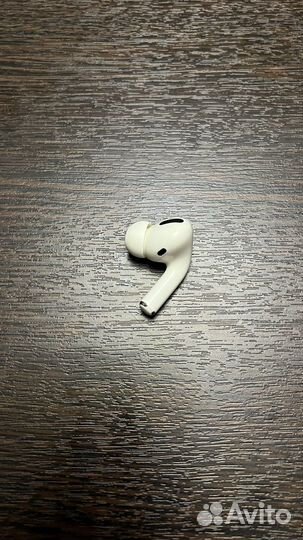 Кейс и правый наушник airpods 1