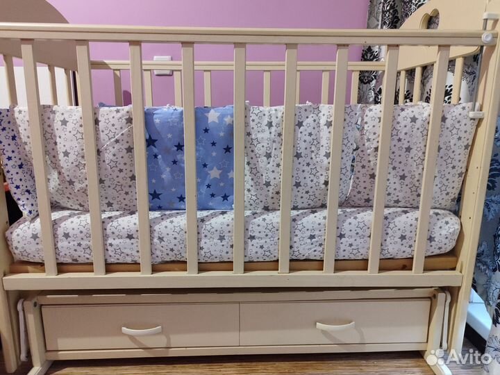 Детская кроватка с маятником и ящиком