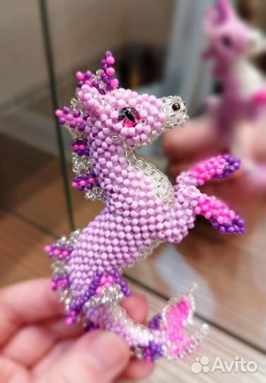 Игрушка амигуруми гиппокамп из бисера