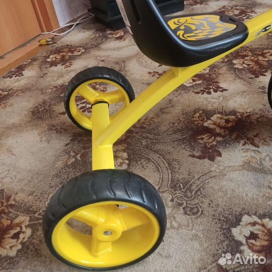 Детские качели и велосипед