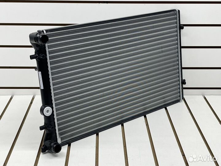 Радиатор охлаждения Volkswagen Golf 4