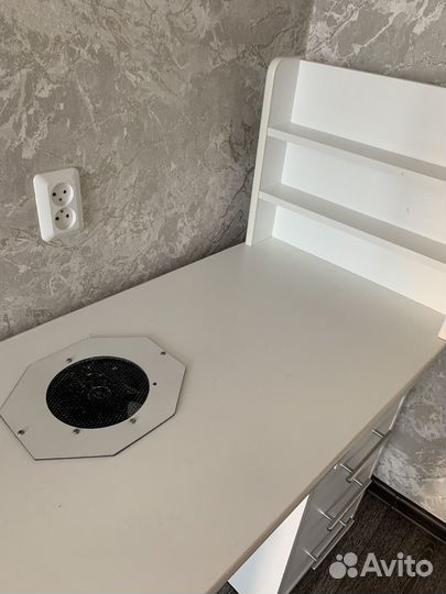 Маникюрный стол с вытяжкой