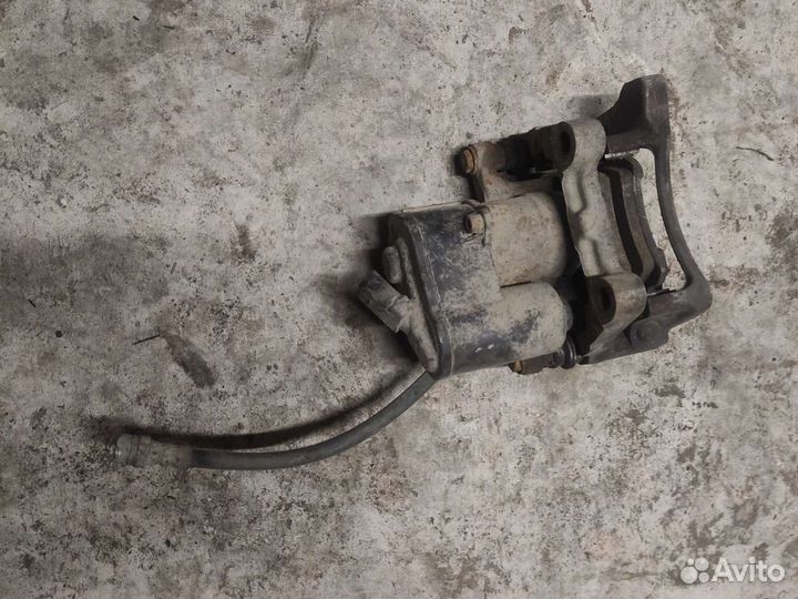 Задний левый суппорт на Фольксваген Пассат сс В6