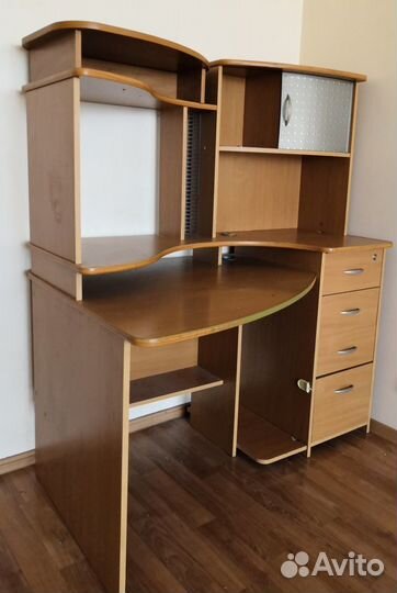 Компьютерный стол угловой с полками