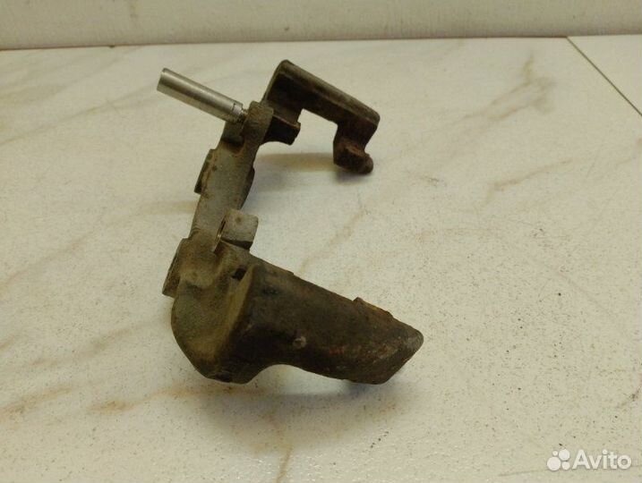 Скоба суппорта переднего левого Opel Omega A C20NE