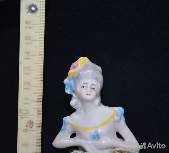 Фарфоровая статуэтка. игольница- девушка С веером