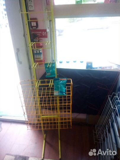 Стойка железная,желтая с отделами