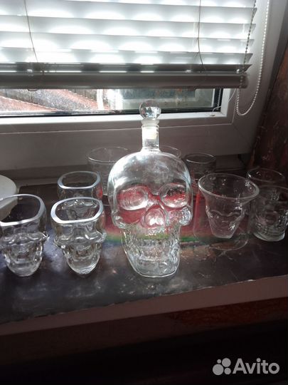 Черепа Графин и три по три набора стопок черепушек