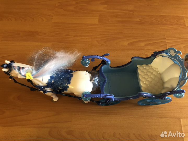 Игрушка лошадь и карета