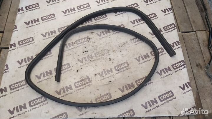 Уплотнитель двери правый передний Ford Kuga 1