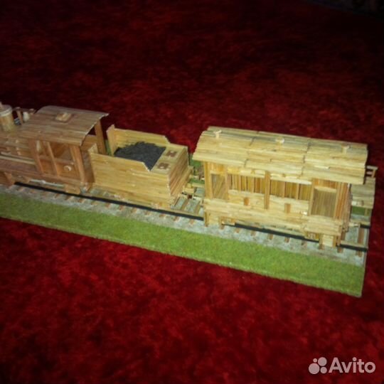 Модель старинного паровоза и Макет Су-76