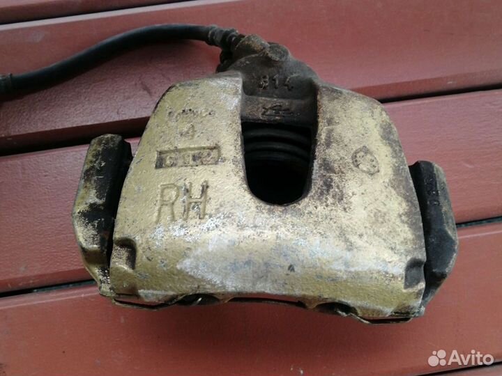 Суппорт передний правый mazda 3 bk 2.0