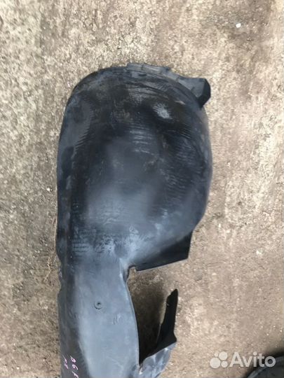 Подкрылок прав. перед. Volkswagen Passat B6