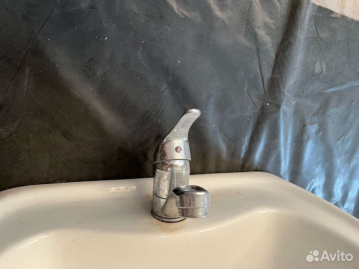 Раковина со смесителем новая для ванной