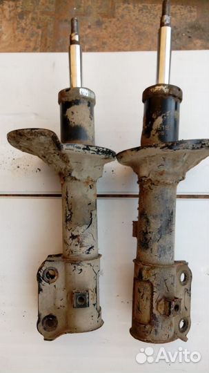 Передняя стойка амортизатора