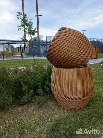 Вазон-кашпо из ротанга